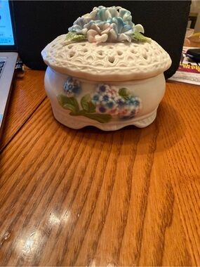 Vintage Trade Wind porcelain trinket box.